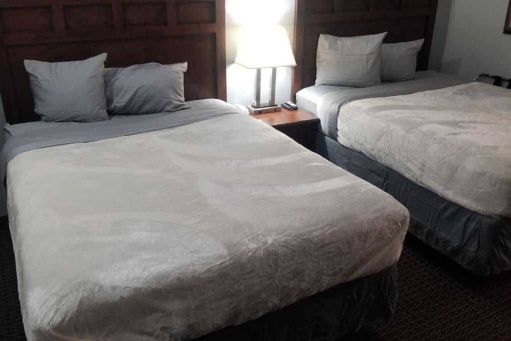 Hotel 2 Queen Beds Hotel Room 220 Booking Stillwater Esterno foto